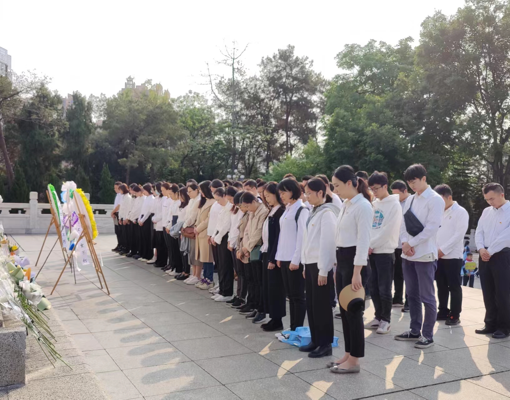 市排水公司黨總支、南寧建康環(huán)保公司黨支部開展“緬懷革命先烈，賡續(xù)紅色基因”聯(lián)合主題黨日活動(dòng)